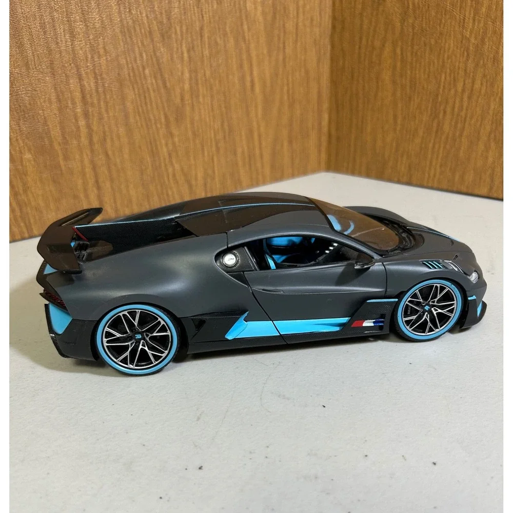 1:18 Diecast Car Bugatti Divo Matte Gray/Black/Blue Special Edition